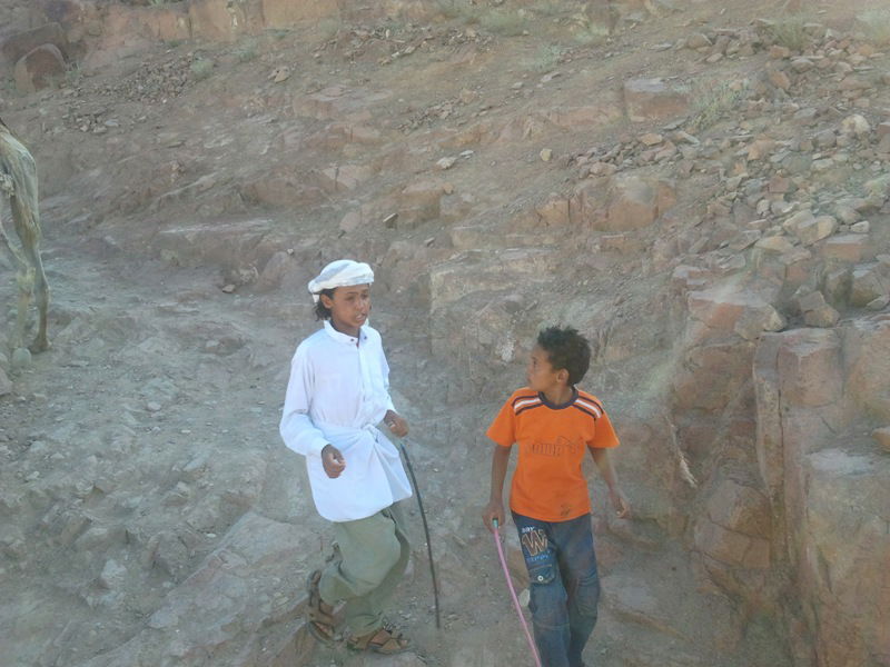 "כאן בדיוק", הצביע ה'מדריך', "עמד 'מוסא' וקיבל את התורה"