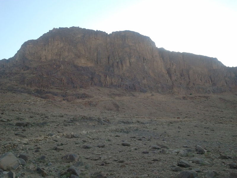 "כאן בדיוק", הצביע ה'מדריך', "עמד 'מוסא' וקיבל את התורה"