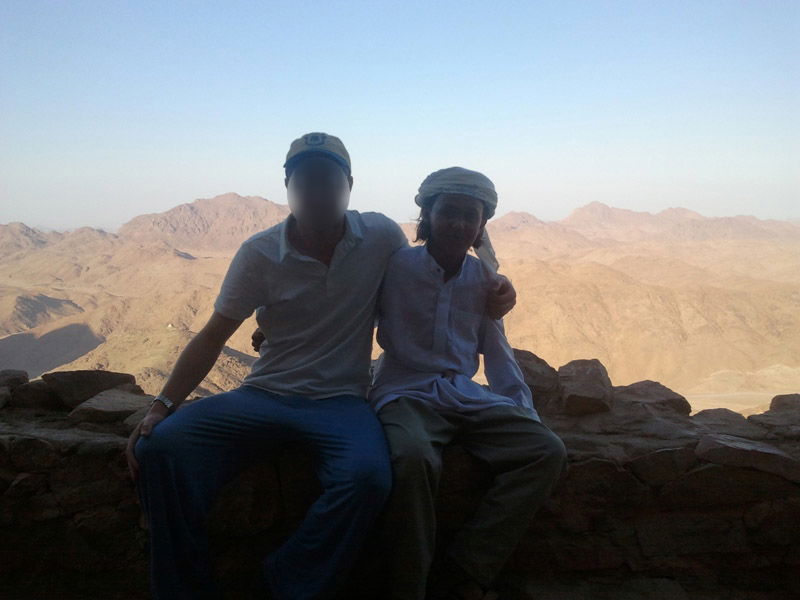 "כאן בדיוק", הצביע ה'מדריך', "עמד 'מוסא' וקיבל את התורה"