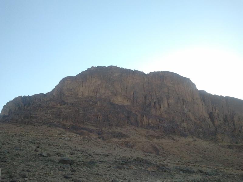 "כאן בדיוק", הצביע ה'מדריך', "עמד 'מוסא' וקיבל את התורה"