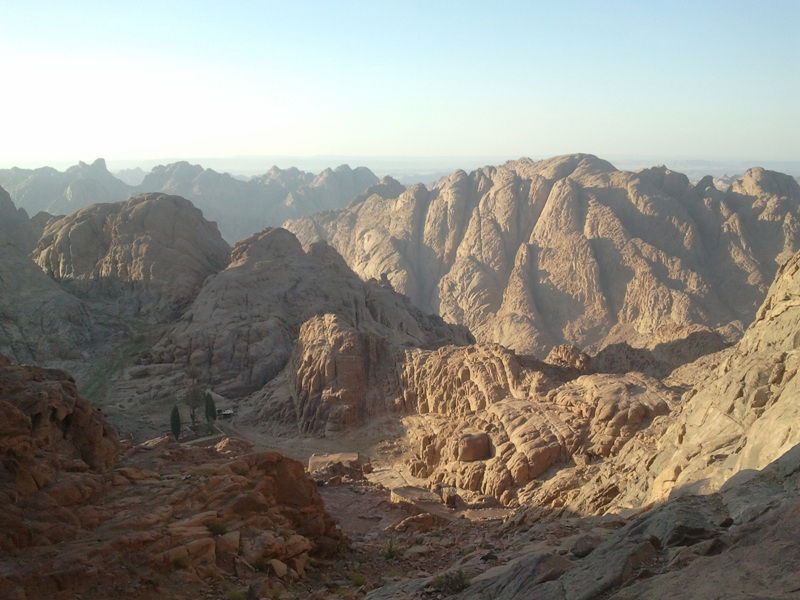 "כאן בדיוק", הצביע ה'מדריך', "עמד 'מוסא' וקיבל את התורה"