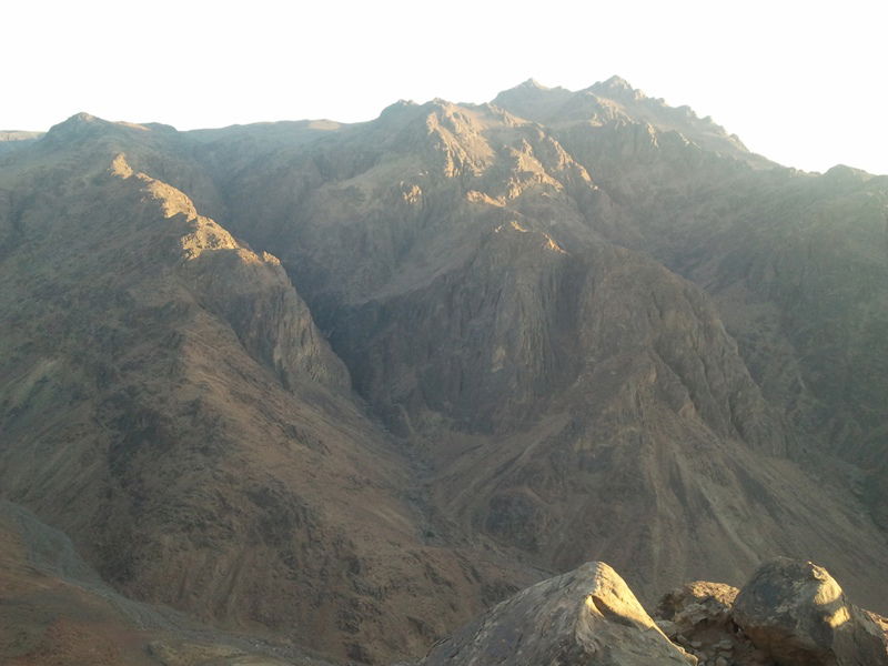 "כאן בדיוק", הצביע ה'מדריך', "עמד 'מוסא' וקיבל את התורה"