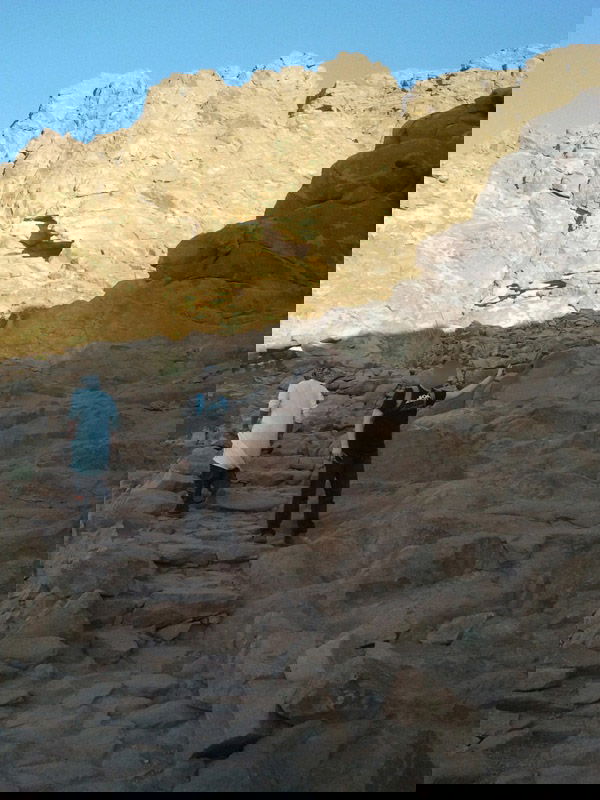 "כאן בדיוק", הצביע ה'מדריך', "עמד 'מוסא' וקיבל את התורה"