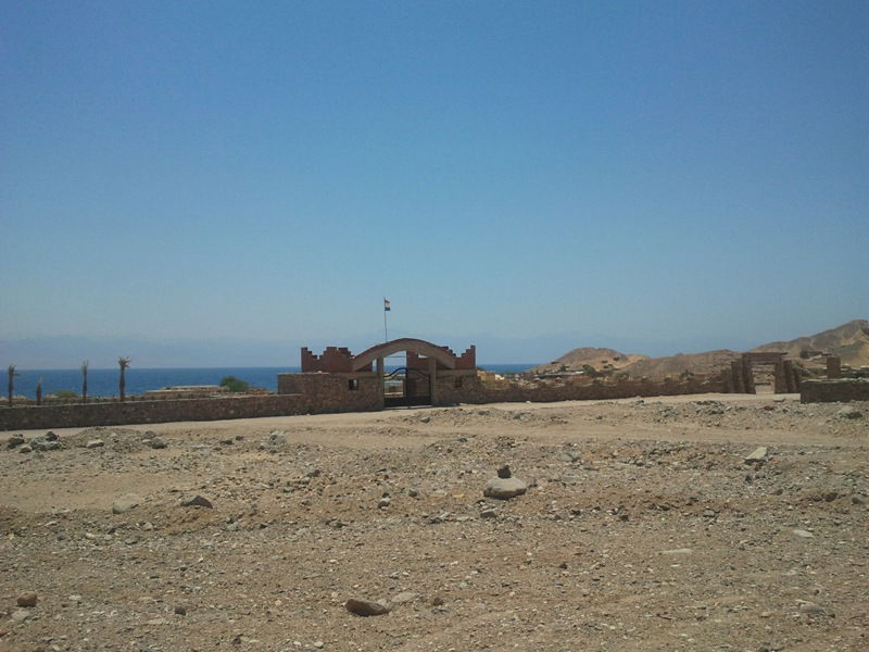 "כאן בדיוק", הצביע ה'מדריך', "עמד 'מוסא' וקיבל את התורה"