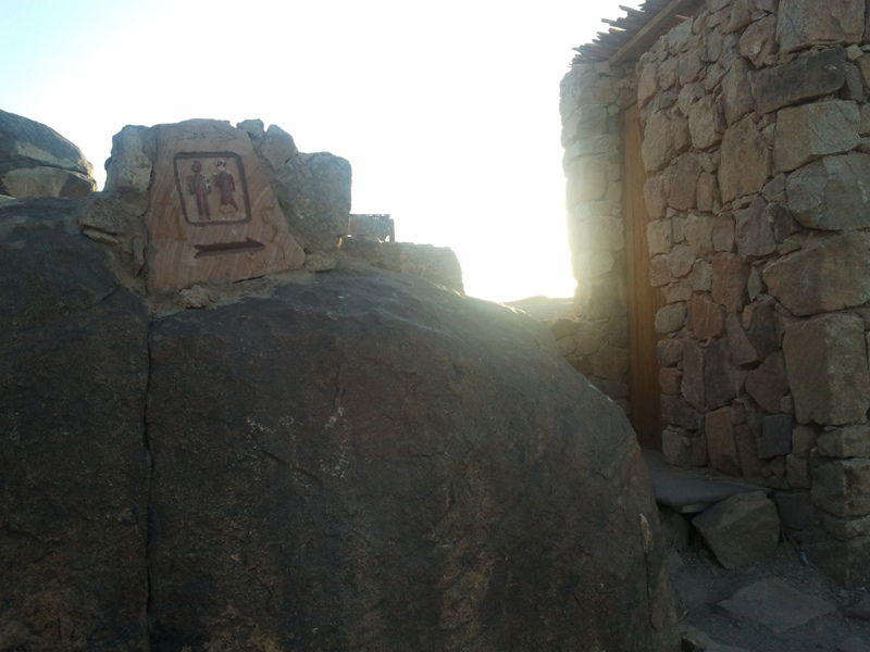 "כאן בדיוק", הצביע ה'מדריך', "עמד 'מוסא' וקיבל את התורה"