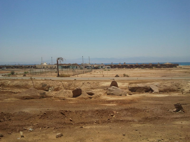 "כאן בדיוק", הצביע ה'מדריך', "עמד 'מוסא' וקיבל את התורה"