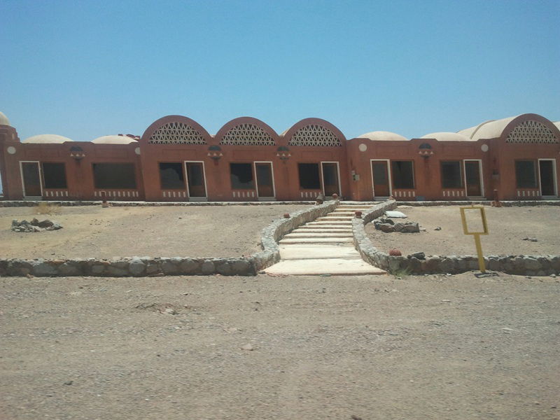 "כאן בדיוק", הצביע ה'מדריך', "עמד 'מוסא' וקיבל את התורה"