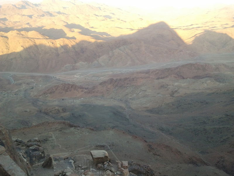 "כאן בדיוק", הצביע ה'מדריך', "עמד 'מוסא' וקיבל את התורה"