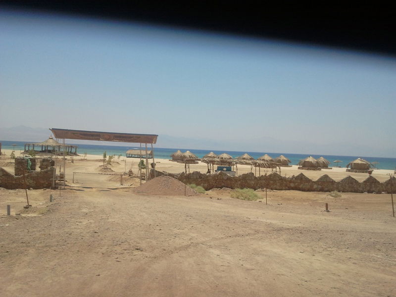 "כאן בדיוק", הצביע ה'מדריך', "עמד 'מוסא' וקיבל את התורה"