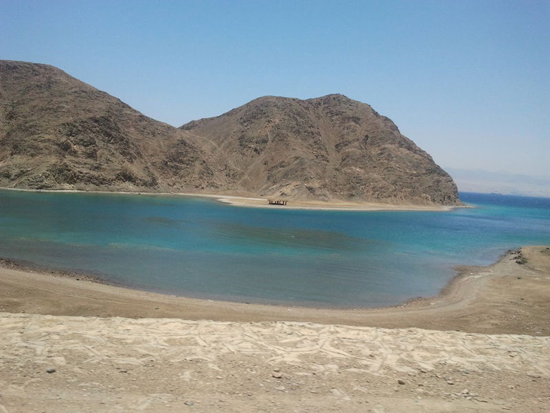 "כאן בדיוק", הצביע ה'מדריך', "עמד 'מוסא' וקיבל את התורה"