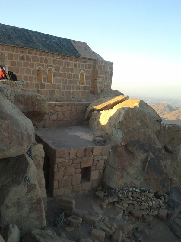 "כאן בדיוק", הצביע ה'מדריך', "עמד 'מוסא' וקיבל את התורה"