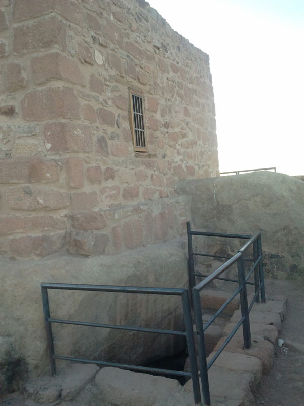 "כאן בדיוק", הצביע ה'מדריך', "עמד 'מוסא' וקיבל את התורה"