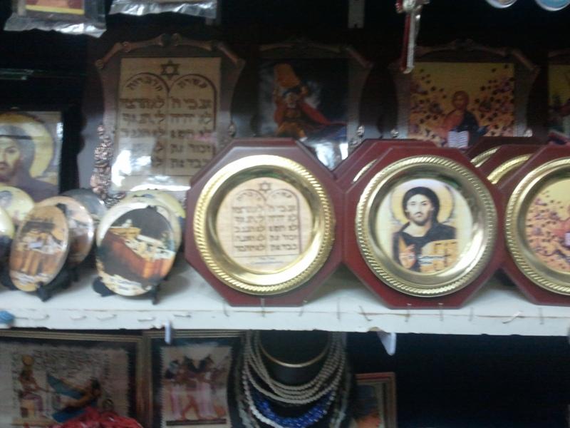 "כאן בדיוק", הצביע ה'מדריך', "עמד 'מוסא' וקיבל את התורה"