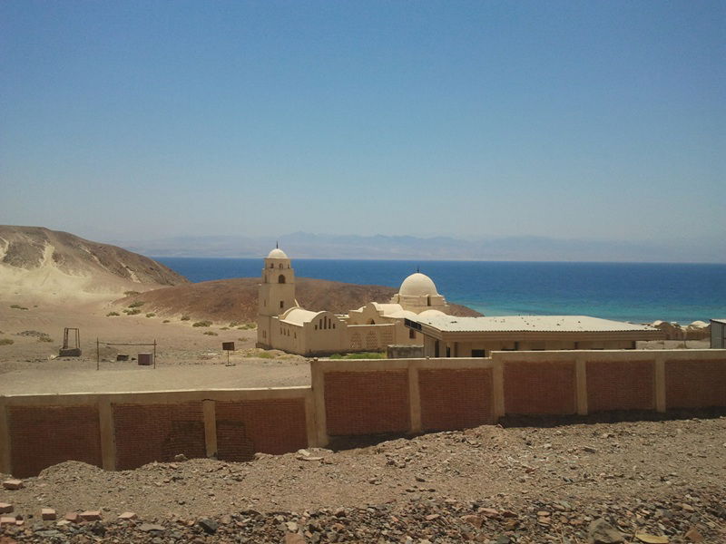 "כאן בדיוק", הצביע ה'מדריך', "עמד 'מוסא' וקיבל את התורה"