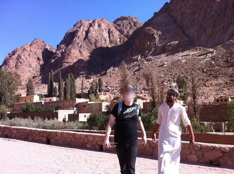 "כאן בדיוק", הצביע ה'מדריך', "עמד 'מוסא' וקיבל את התורה"