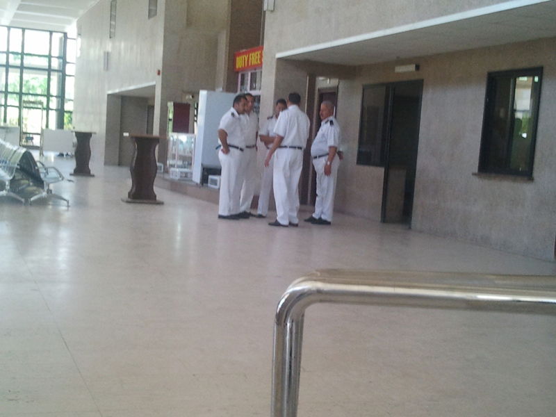 "כאן בדיוק", הצביע ה'מדריך', "עמד 'מוסא' וקיבל את התורה"