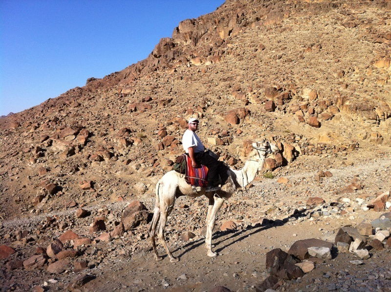 "כאן בדיוק", הצביע ה'מדריך', "עמד 'מוסא' וקיבל את התורה"