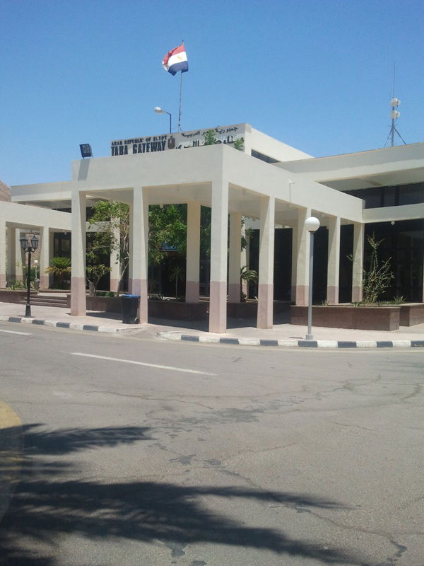 "כאן בדיוק", הצביע ה'מדריך', "עמד 'מוסא' וקיבל את התורה"