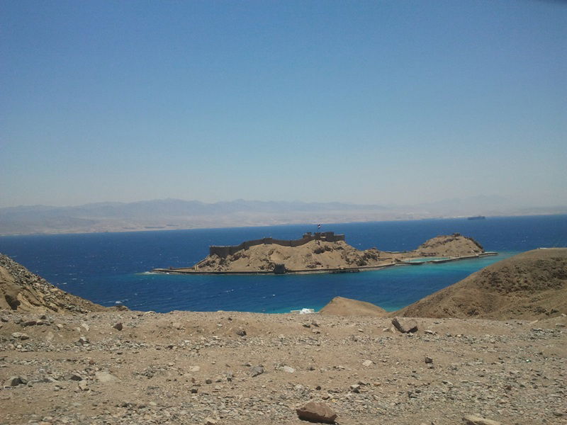 "כאן בדיוק", הצביע ה'מדריך', "עמד 'מוסא' וקיבל את התורה"