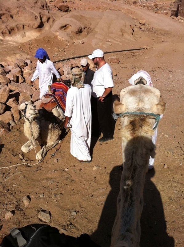 "כאן בדיוק", הצביע ה'מדריך', "עמד 'מוסא' וקיבל את התורה"