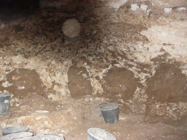 'קברי יהודים נחפרים ועצמות מושלכות, באישור הרב שמידל'