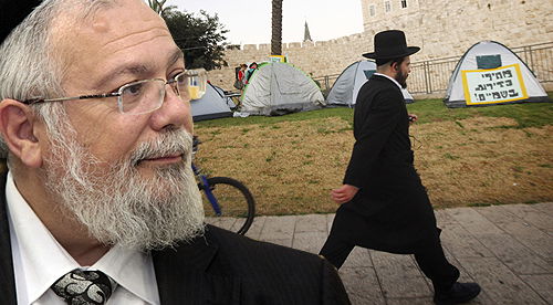 עידן על רקע מחאת האוהלים (צ': עוזי ברק, פלאש 90)