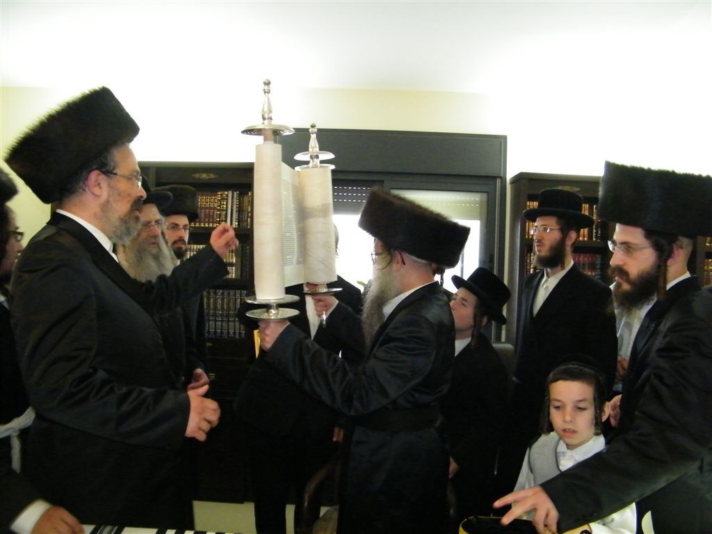 גלריה: הכנסת ספר-תורה מרגשת בצפת