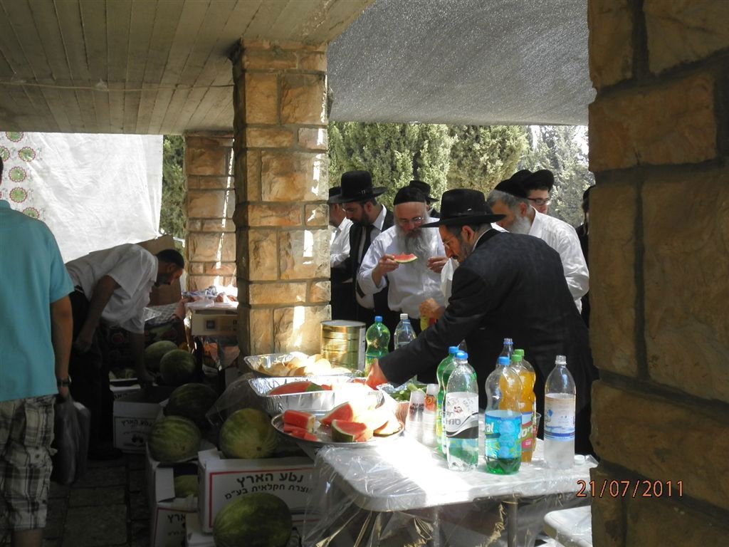 המונים בהילולת מרן הגאון רבי בן-ציון אבא שאול