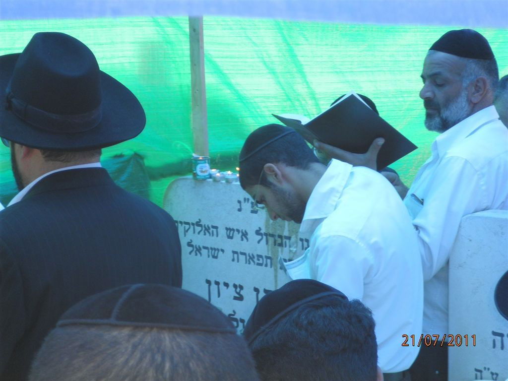 המונים בהילולת מרן הגאון רבי בן-ציון אבא שאול