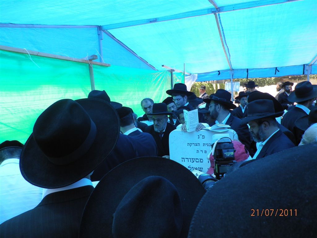 המונים בהילולת מרן הגאון רבי בן-ציון אבא שאול