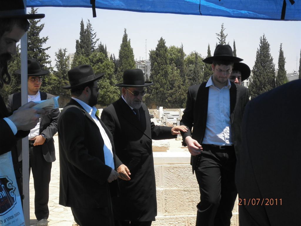 המונים בהילולת מרן הגאון רבי בן-ציון אבא שאול