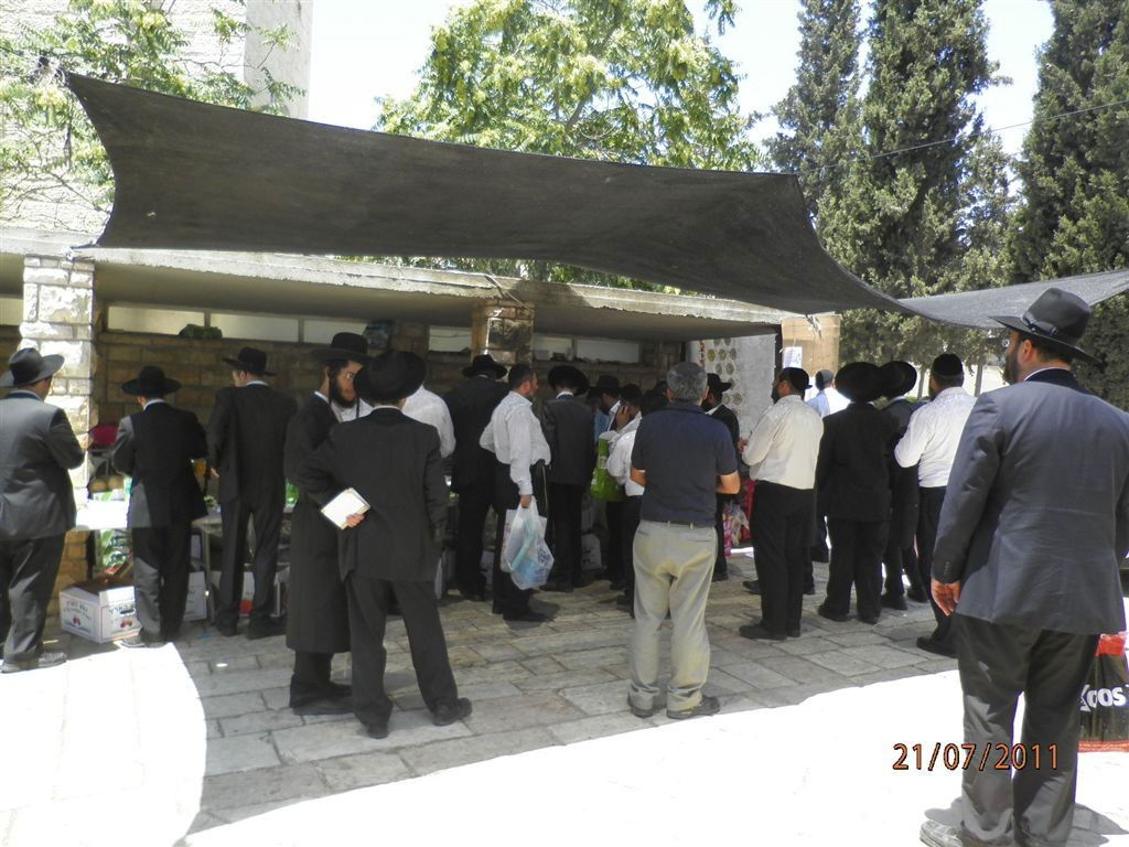 המונים בהילולת מרן הגאון רבי בן-ציון אבא שאול