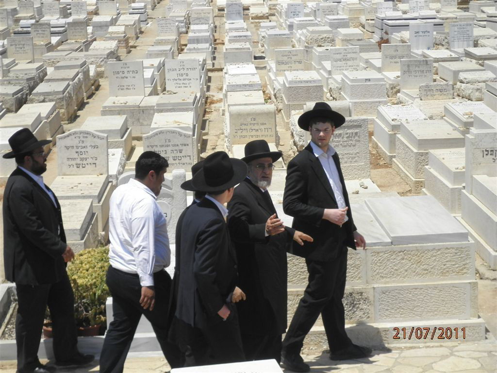 המונים בהילולת מרן הגאון רבי בן-ציון אבא שאול