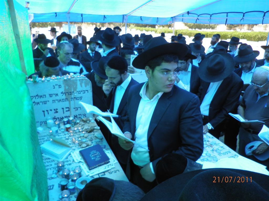 המונים בהילולת מרן הגאון רבי בן-ציון אבא שאול