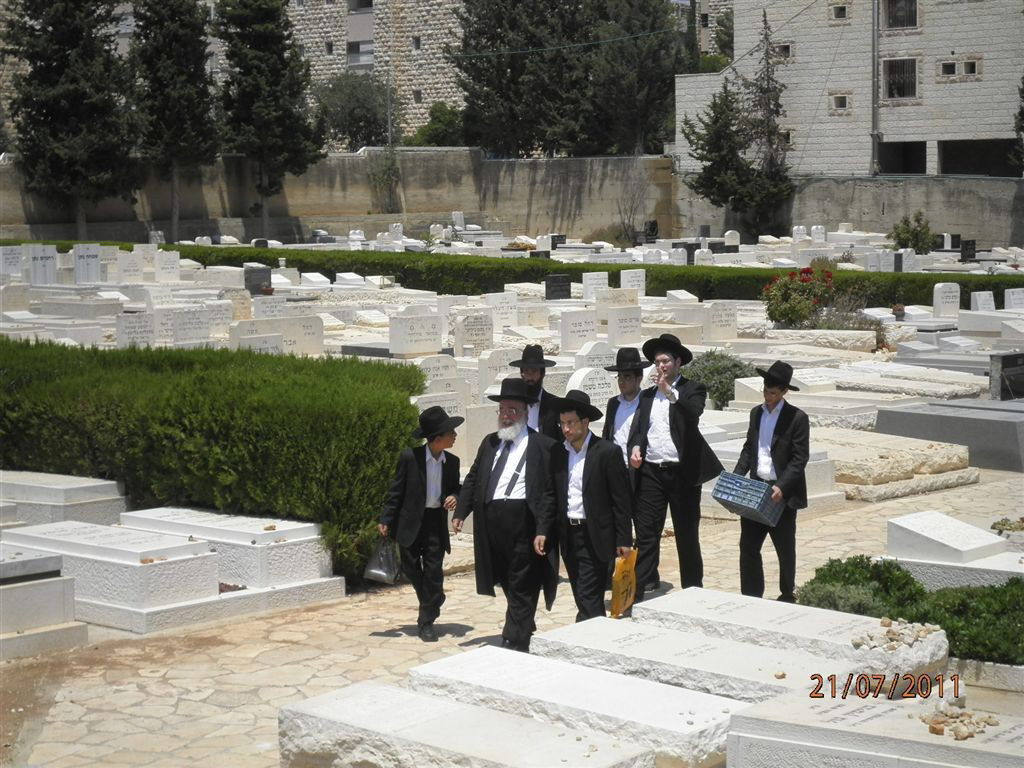 המונים בהילולת מרן הגאון רבי בן-ציון אבא שאול