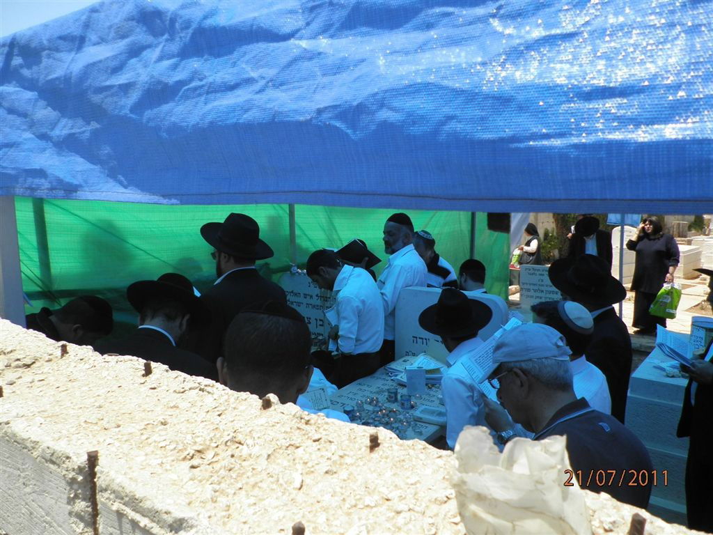 המונים בהילולת מרן הגאון רבי בן-ציון אבא שאול