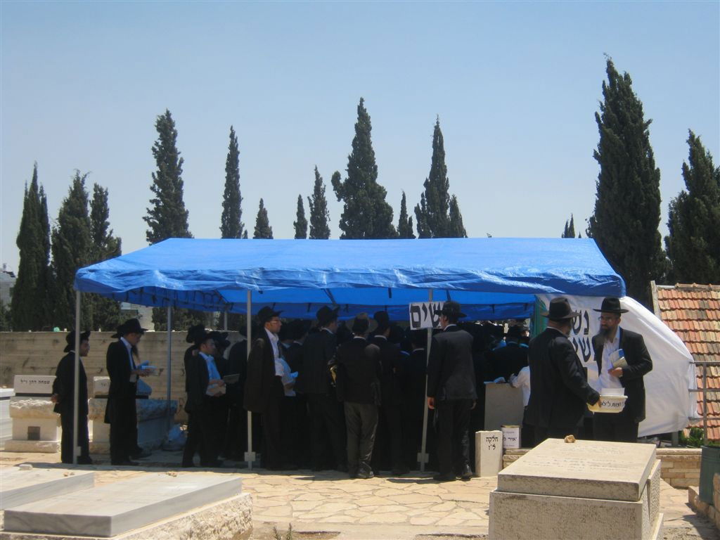 המונים בהילולת מרן הגאון רבי בן-ציון אבא שאול