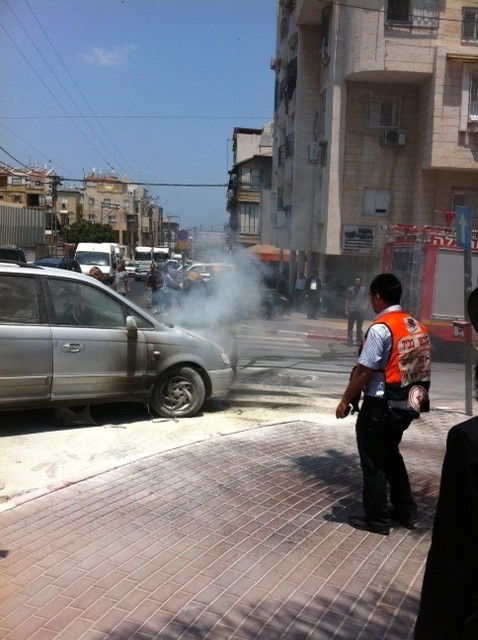 בני-ברק: נוסעים ניצלו רגעים לפני שהרכב עלה באש
