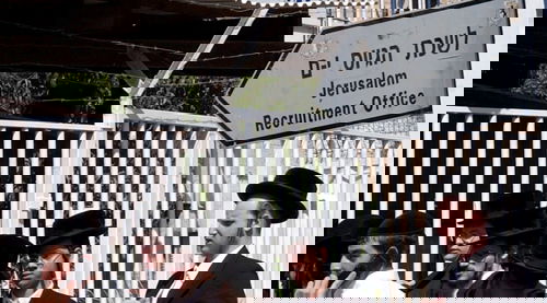 מתפללים ועומדים. פלאש 90