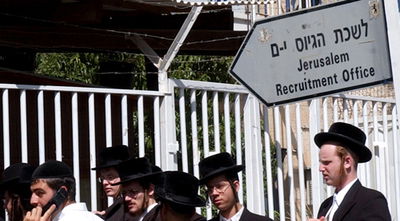 מתפללים ועומדים. פלאש 90