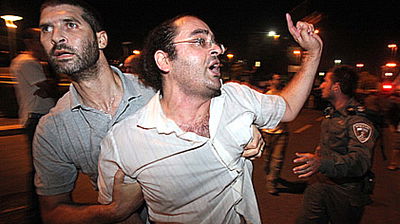 מפגין במחאת הנדל"ן, שלשום (צלם: פלאש 90)