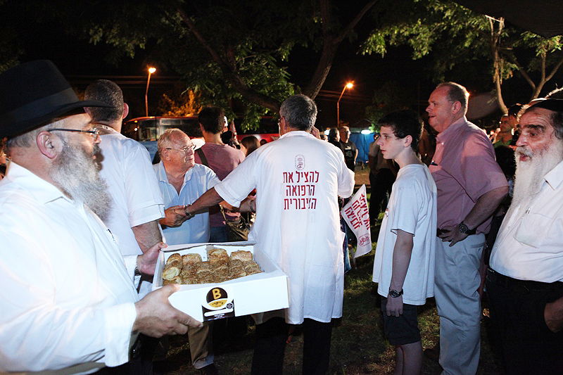 תיעוד לילי: הרופאים המוחים לנו בכפר-חב"ד