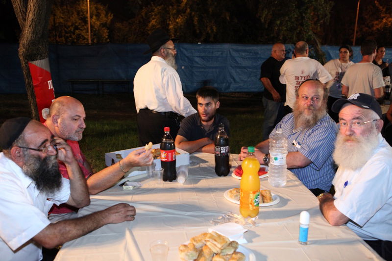 תיעוד לילי: הרופאים המוחים לנו בכפר-חב"ד