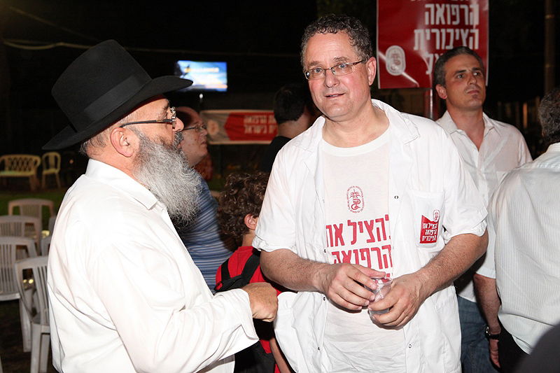 תיעוד לילי: הרופאים המוחים לנו בכפר-חב"ד