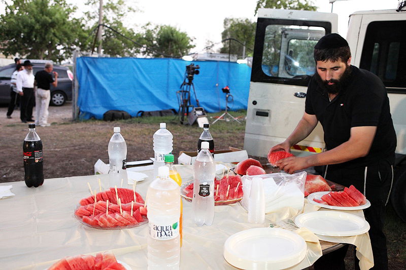 תיעוד לילי: הרופאים המוחים לנו בכפר-חב"ד
