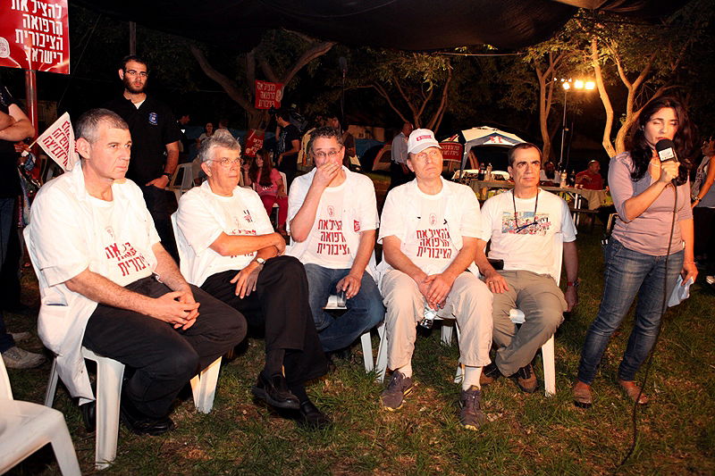 תיעוד לילי: הרופאים המוחים לנו בכפר-חב"ד