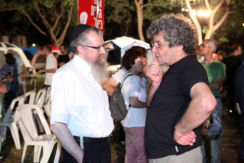 תיעוד לילי: הרופאים המוחים לנו בכפר-חב"ד