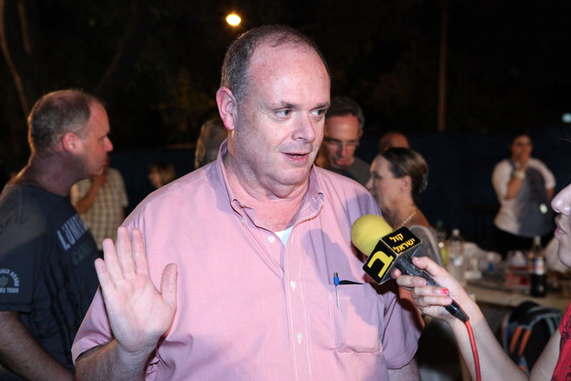 תיעוד לילי: הרופאים המוחים לנו בכפר-חב"ד