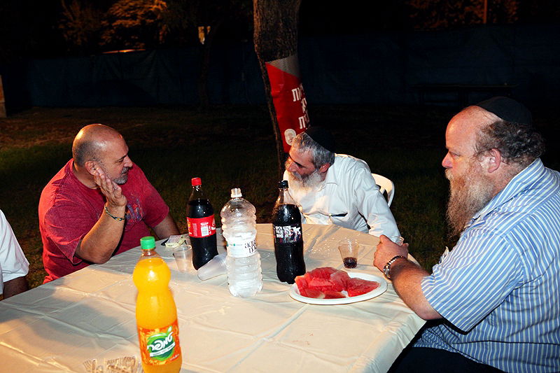 תיעוד לילי: הרופאים המוחים לנו בכפר-חב"ד