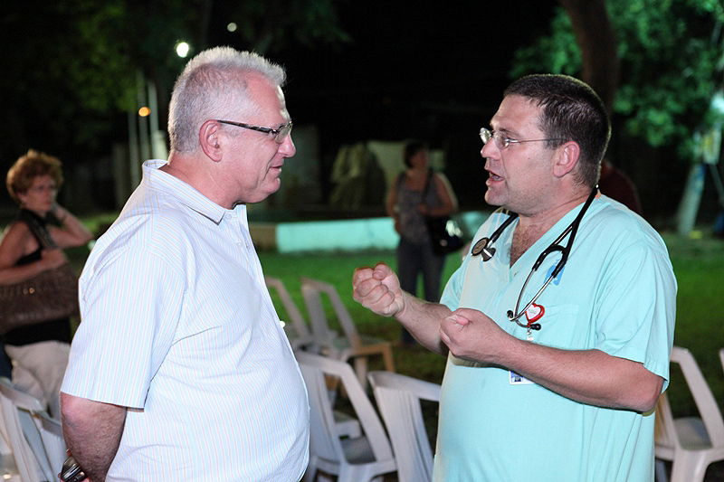 תיעוד לילי: הרופאים המוחים לנו בכפר-חב"ד